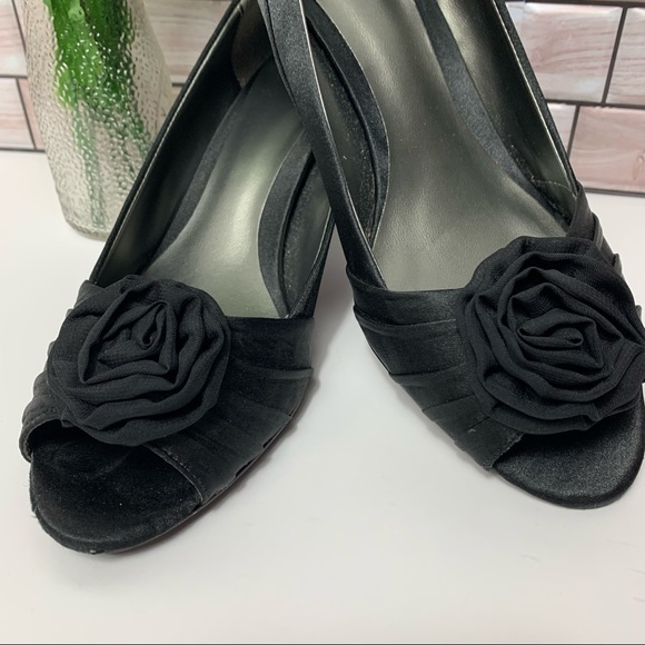 Mootsies Tootsies Black Satin Peep Toe Dress Heels w/Rosette Sz 8.5 - Picture 4 of 13